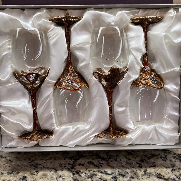 Elegant Gold and Clear Wine Glass Set - Picture 4 of 5